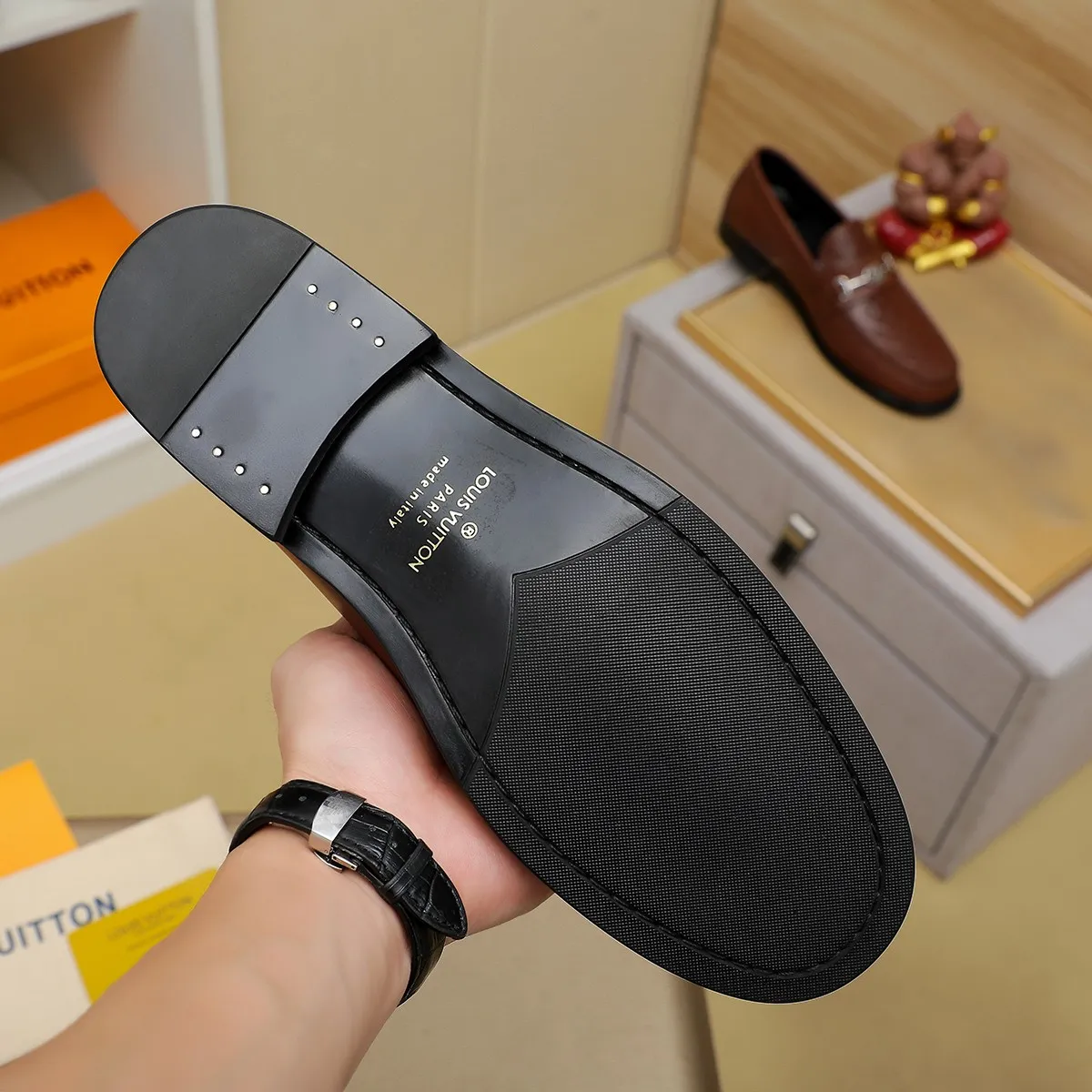 Men's shoes 460 💰 Louis Vuitton LV ® 🆕 model 🔛 full shoe counter, first layer cowhide, 🐂leather lining casual shoes for men, super soft outsole, a must-have for driving. Synchronized with the counter, original first layer cowhide, completely 1:1 mold customization 🌹 top version, color optional! Number: 38-44 (45.46 customized)